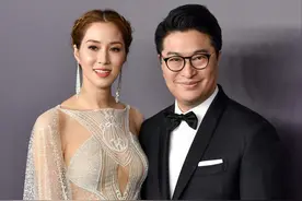 徐子淇与富商老公合影照样敢穿，丰满身材穿薄纱挖洞裙，真有胆量图片