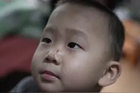 三岁的他重新学走路，但仍经常做噩梦，“爸妈为啥不要我了？”图片