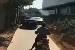 长沙小伙充当“人肉红绿灯”指挥交通，市民拍下这一幕直呼太暖了（视频）图片