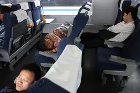 湖北高铁上女子脱外套，盖在陌生男孩身上，孩子母亲：她笑得好暖图片
