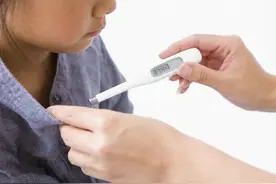 孩子量体温误吞水银，妈妈逼孩子喝下生鸡蛋液，医生竖起大拇指图片