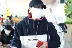 年过半百的那英真不服老，学00后穿摇粒绒，窈窕身材真挺减龄图片
