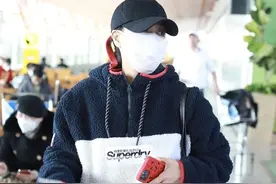 年过半百的那英真不服老，学00后穿摇粒绒，窈窕身材真挺减龄图片