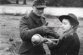 德国人民冲锋队拿着70年前步枪作战：1945年4月16日柏林战役爆发图片