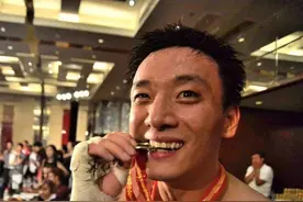 出生即脑瘫，12岁开始练习30岁成为拳王，35岁为患尿毒症父亲复出图片