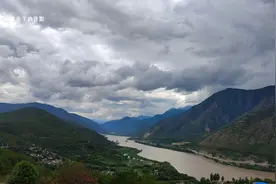 214滇藏线丽江至香格里拉段沿途风光，浑黄的金沙江，壮美的高原图片