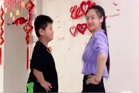 84年“冻龄”妈妈与儿子同框像姐弟，谁能看出她已是三个娃的妈图片
