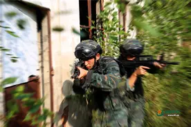 捕歼战斗在山间打响 武警特战队员迅速出击图片