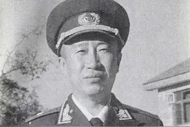1955年授衔时，段苏权因不满军衔当众把肩章扯下，下葬也不穿军装图片