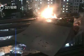 上海爸爸辅导功课失控，怒烧作业险酿火灾，邻居：闻到焦味报警图片