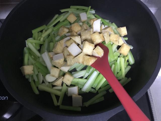 秋季多给孩子吃它，富含18种氨基酸，铁含量极高，补血养颜气色好