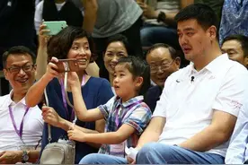 记者质问姚明：为什么你的女儿入籍美国？姚明的回答让对方服气图片
