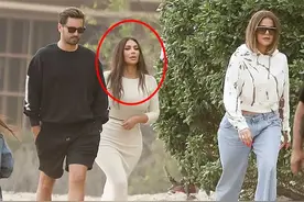 40岁金卡戴珊吸睛真强，穿薄纱裙透腿部曲线，还捋起来秀紧身裤图片