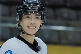 29岁肖战笑容太治愈！化身冰球运动员，获教练大赞：被演戏耽误图片