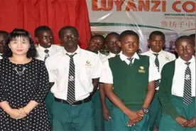 清华女远嫁非洲还惦记宣传我国文化，开办当地唯一一家汉语中学图片