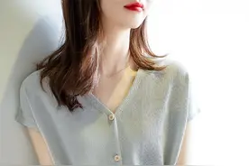 上海小姨真会穿，一席针织衫+半裙，显气质减龄，美得连声赞叹图片