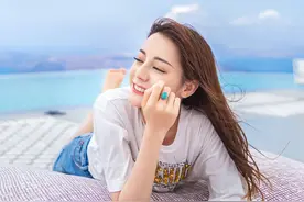 女友风格照，网友：每天起床第一句，加油！迪丽热巴图片