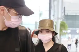 张靓颖和绯闻男友现身，黑T恤绿短裤休闲年轻，看背影像一个少女图片