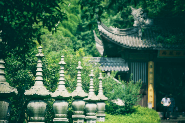 常建的这首山水诗，独具一格，读后令人心旷神怡