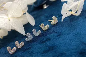 珠宝欣赏---钻石心耳钉图片