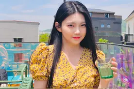上快本，拍杂志，凭借“淡黄的长裙”走红的李熙凝凭啥资源大好？图片