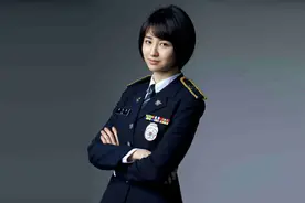 朴河宣主演《青年警察》，宣传韩国新警服，蓝绿色衬衣更平易近人图片