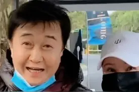 付笛生夫妇穿羽绒服游海南？52岁任静似少女，结婚31年仍恩爱图片