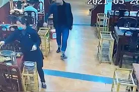 焦作3名男孩吃完饭后相约跳墙逃单，家长得知真相后登门道歉买单图片