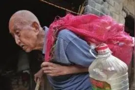 他是90岁的拾荒老人，因存款被偷被迫亮出身份，却惊动当地领导图片