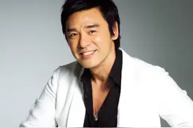 钟镇涛与妻女分离半年团聚，紧搂爱女不撒手，章小蕙俩孩子没露面图片