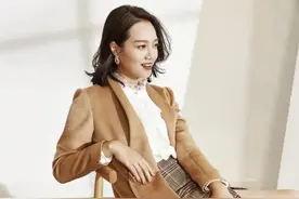 朱丹衣品太好了！卡其色风衣配格子裙成“贵妇”典范，38岁美成28图片