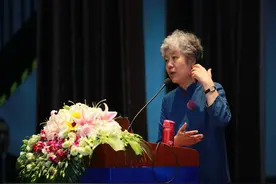 孩子被同学欺负怎么办？李玫瑾教授：让孩子告老师就是在毁孩子图片