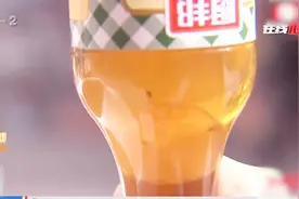 米醋瓶中漂着有小黑虫和塑料片，厂家却回复正常，到底咋回事？视频封面
