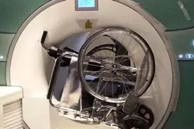 做核磁共振，大爷被强磁抖落在地，检查室里轮椅吸上半空……图片