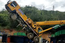 大吊车翻车，总是离不开下陷的支腿...图片
