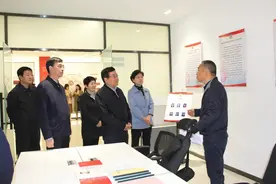 去“委员工作室”看看图片