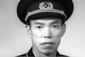 王牌军首战告负，“虎将”梁兴初贻误战机，被彭德怀大骂“鼠将”图片