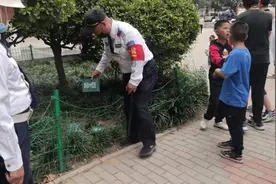 郑州几名小学生游园里踢球，捡球时有意外发现赶紧报警图片