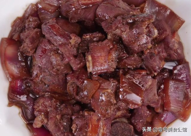 居家分享红酒焖排骨的简单做法，醇香味美又营养，解馋的家常美食