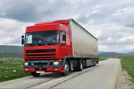 明明货车自带空调，为什么还要花钱重新安装？司机：无奈之举图片