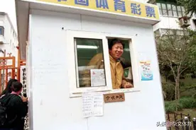昔日国足门将路边摆摊！曾扑出克林斯曼射门，退役后患上抑郁症图片
