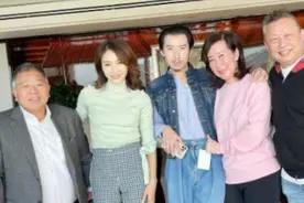 黎姿夫妇豪宅办派对，马廷强与干儿子罕有出镜，黎姿贴心轻扶丈夫图片