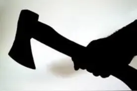 光天化日之下！美国女子裸身大闹超市，手拿斧头内衣里面塞着刀图片