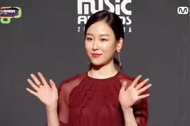 徐玄振担任2018年MAMA香港场颁奖嘉宾，欧尼还是这么美视频封面