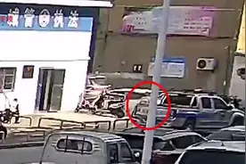 大妈单手拎着炮弹送给城管图片