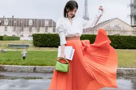 一眼看上去就很白净的女生，一般有3个共同点，不只是穿对就行了图片