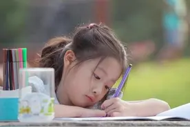 幼儿园萌娃画“古怪”全家福，老师怀疑心理有问题，父母看后乐了图片