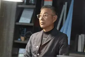 《流金岁月》明明深爱，却不接受，锁锁永远都不会懂得老叶的深情图片