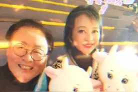 75岁猪八戒好帅！与小18岁李勤勤同框似兄妹，脸色红润像小伙图片