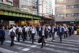 日本人：热到中暑也不换其他衣服，“全员西装”观念有多深？图片